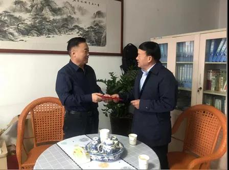 敦煌種業(yè)領(lǐng)導(dǎo)看望慰問公司老干部、老黨員及困難黨員職工