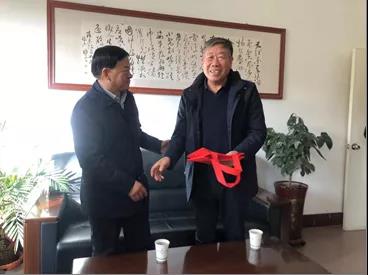 敦煌種業(yè)領(lǐng)導(dǎo)看望慰問公司老干部、老黨員及困難黨員職工