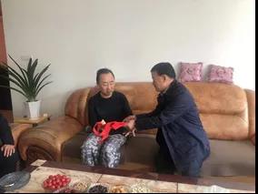 敦煌種業(yè)領(lǐng)導(dǎo)看望慰問公司老干部、老黨員及困難黨員職工