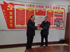 敦煌種業(yè)領(lǐng)導(dǎo)看望慰問公司老干部、老黨員及困難黨員職工